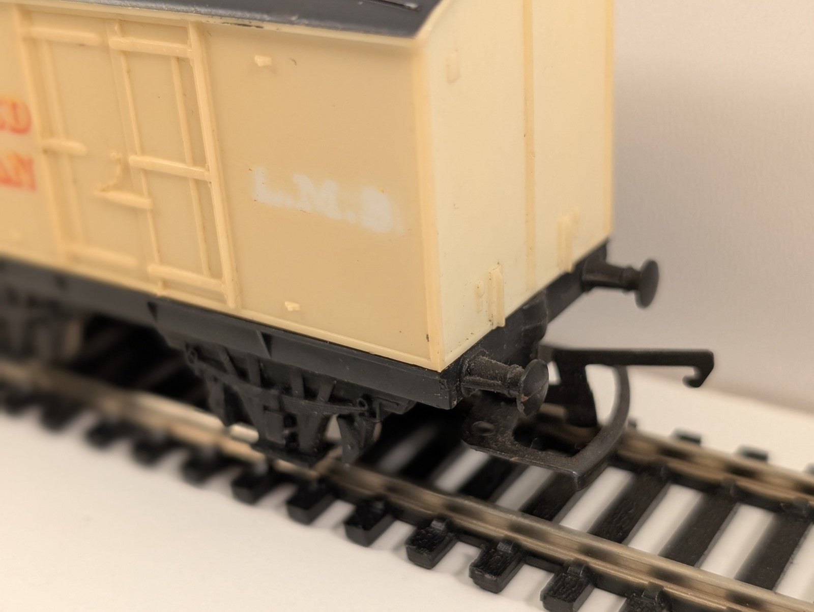 Hornby OO Gauge LMS 6-Wheel Insulated Milk Van