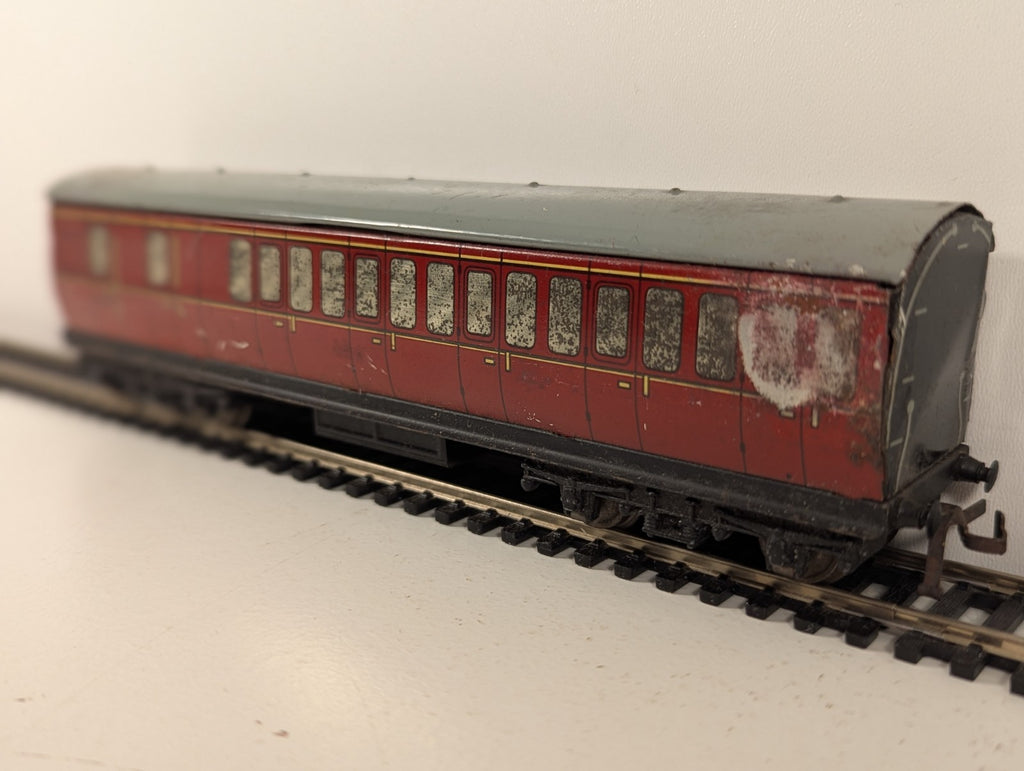 Hornby OO Gauge Maroon Suburban Brake Coach