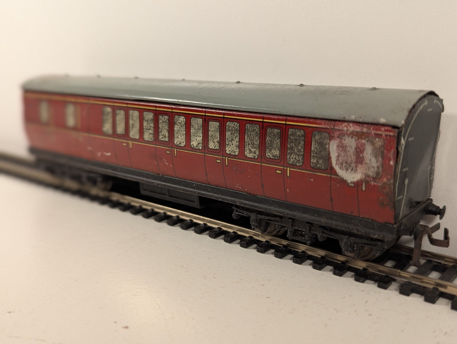 Hornby OO Gauge Maroon Suburban Brake Coach