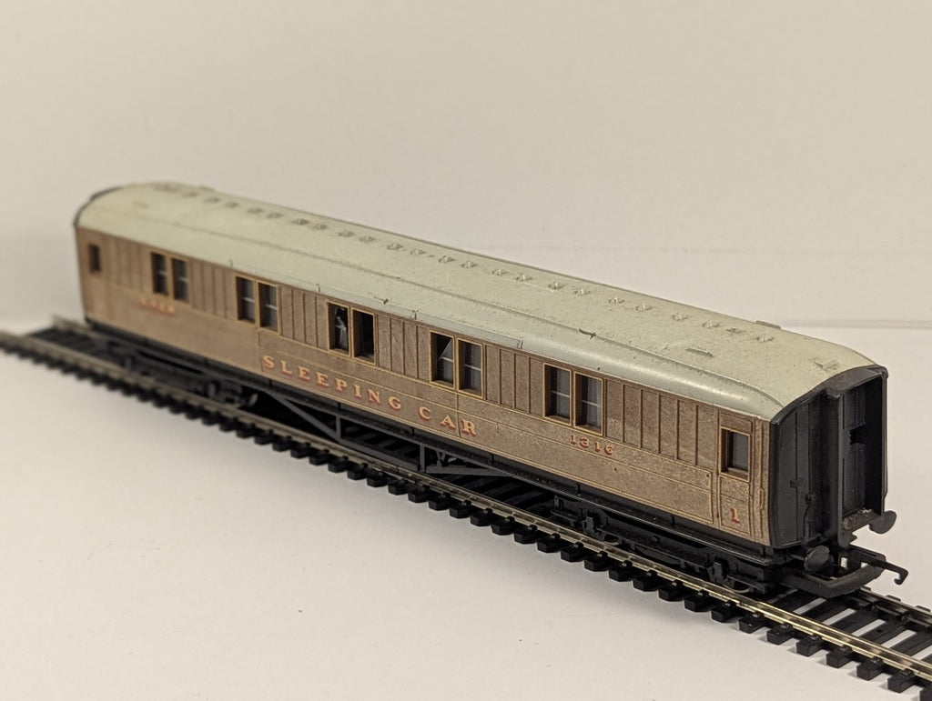 Hornby OO Gauge LNER Sleeping Car Passenger Coach 1316 LNER Teak R4180