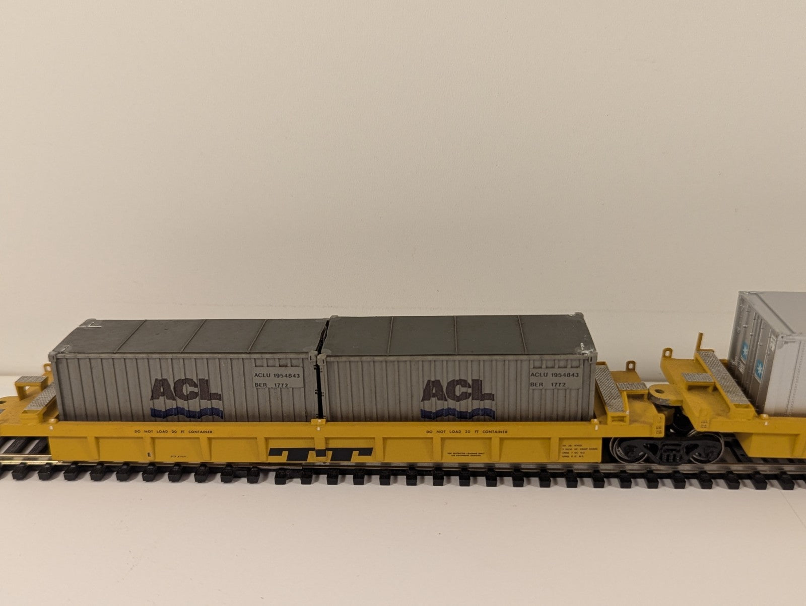 Athearn TTX Deep Well Wagons with Containers
