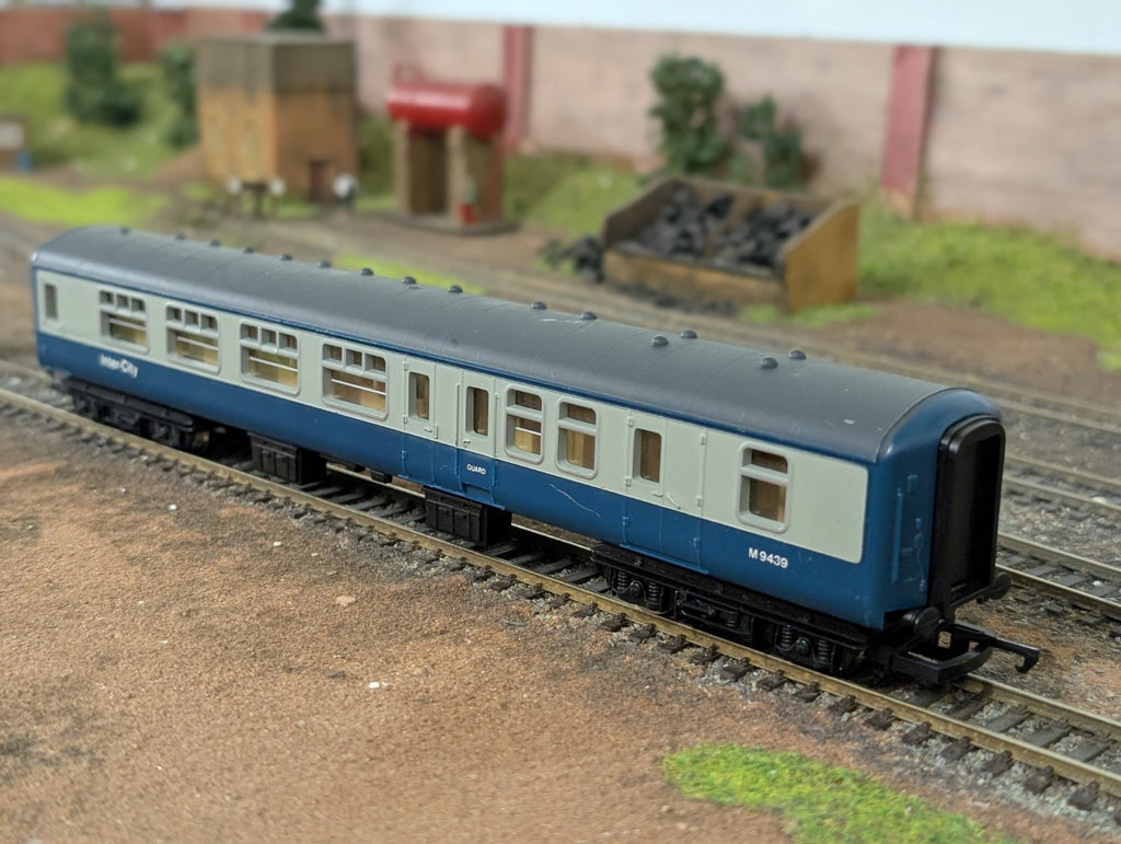 Hornby R921 OO Gauge BR Mk2 Inter-City Second Class Coach M9439