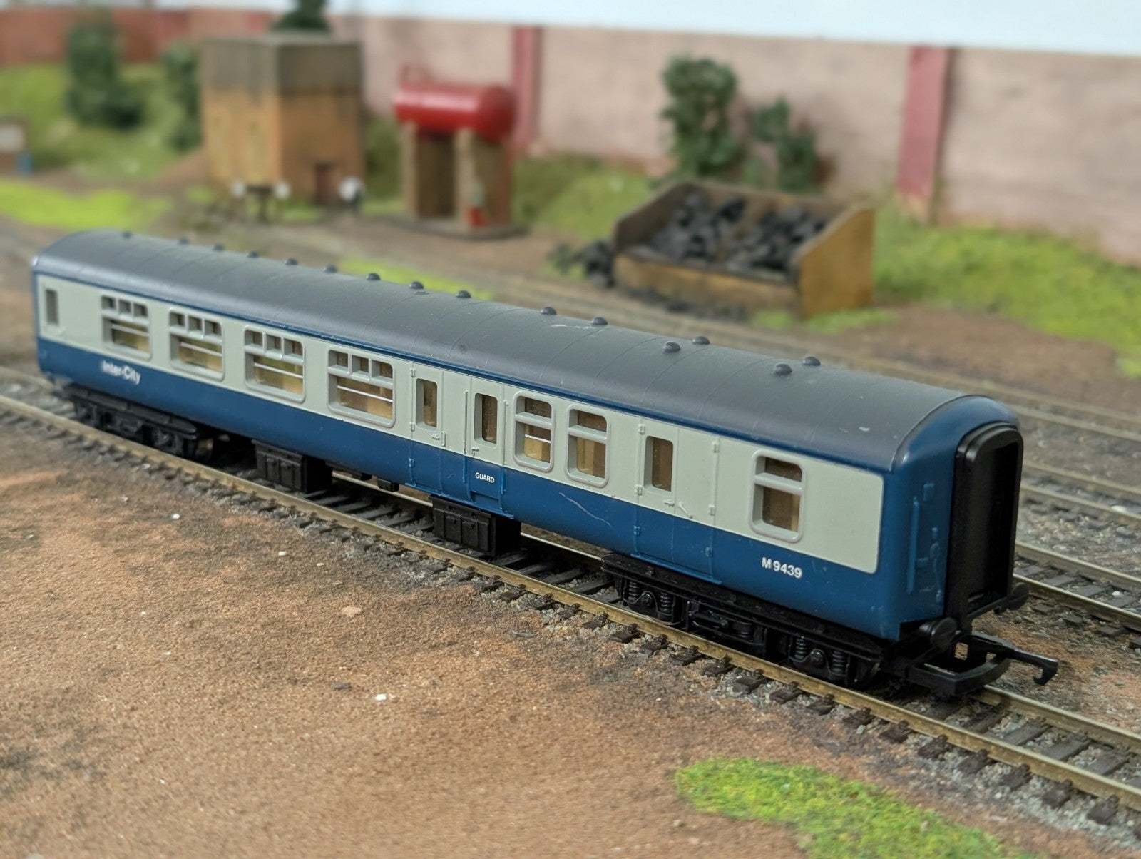 Hornby R921 OO Gauge BR Mk2 Inter-City Second Class Coach M9439