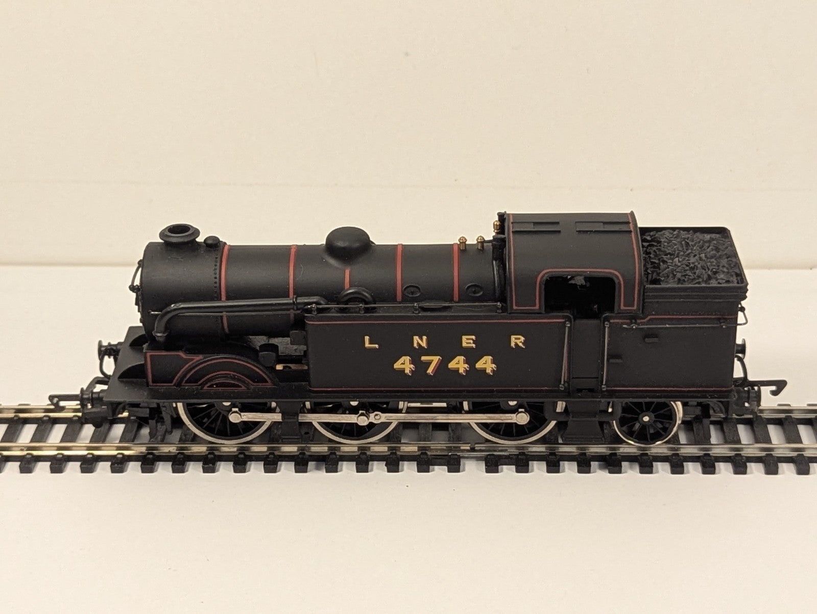 Mainline OO Gauge Class N2 0-6-2T Steam Locomotive 4744 LNER Lined