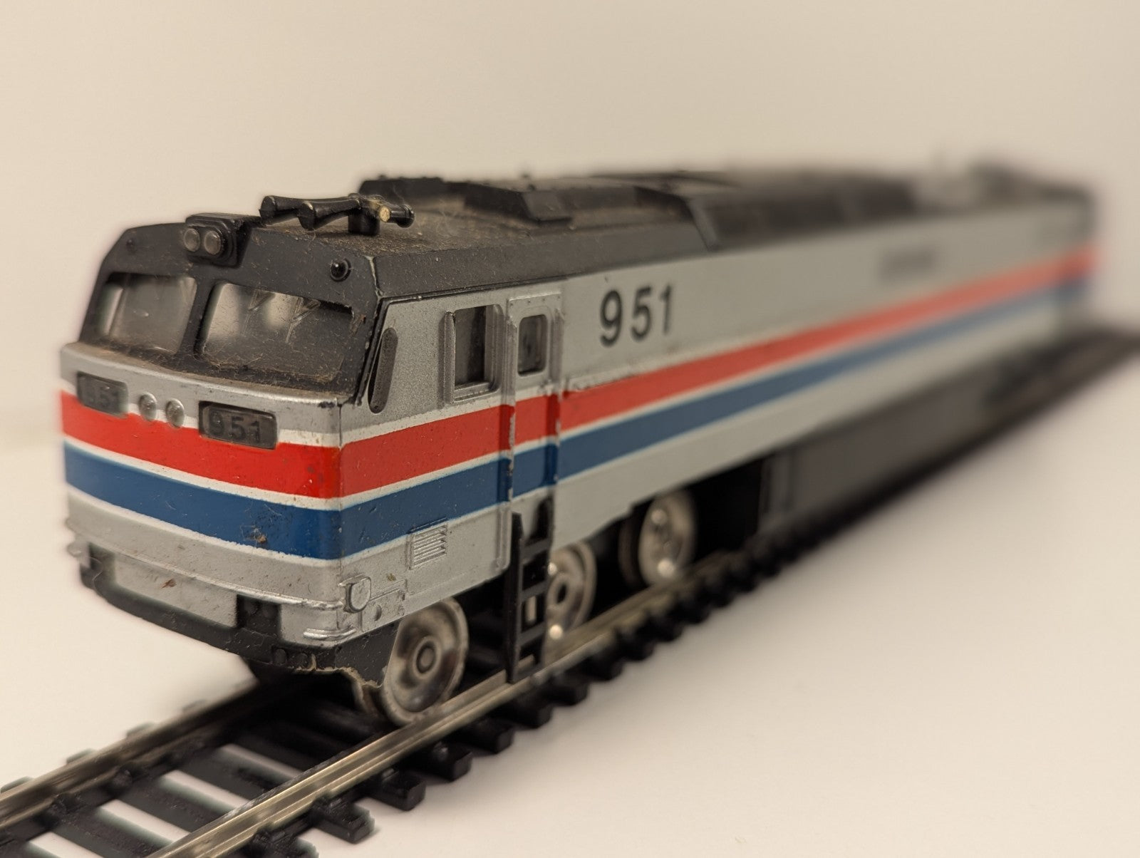 Bachmann USA HO Gauge E60CP Amtrak Electric Locomotive #951 Dummy Unit