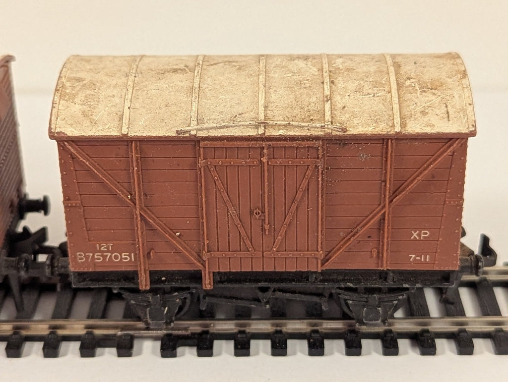 Hornby Dublo OO Gauge BR Closed Vent Van Pair - missing buffer