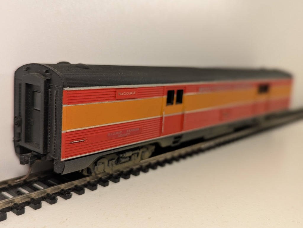 Athearn1788 HOGauge SouthernPacific Daylight BaggageCar - Boxed, Missing Coupler