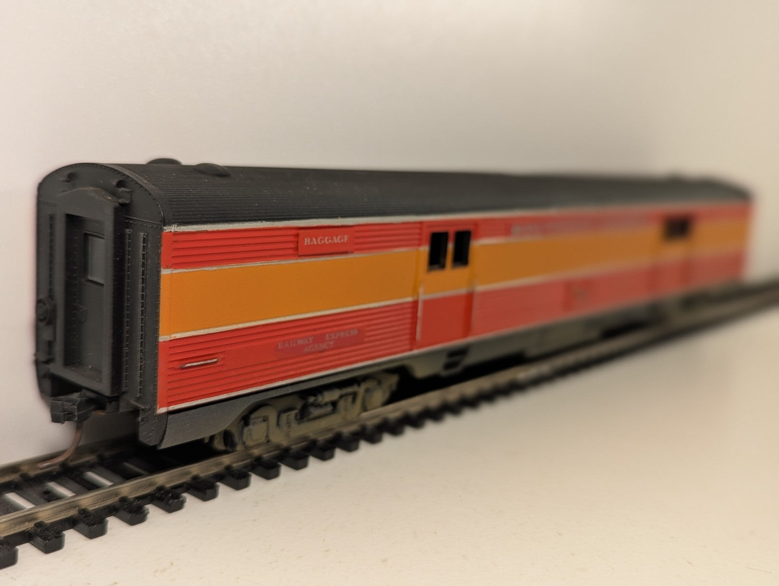 Athearn1788 HOGauge SouthernPacific Daylight BaggageCar - Boxed, Missing Coupler