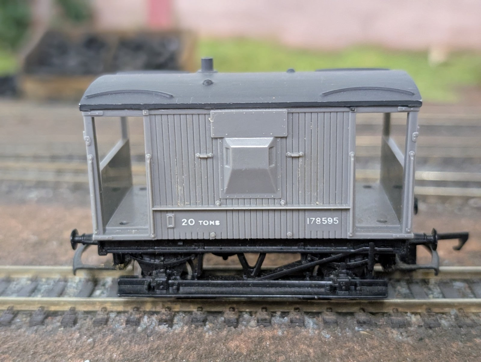 Hornby R215 Brake 20T short brake van in NE grey 178595