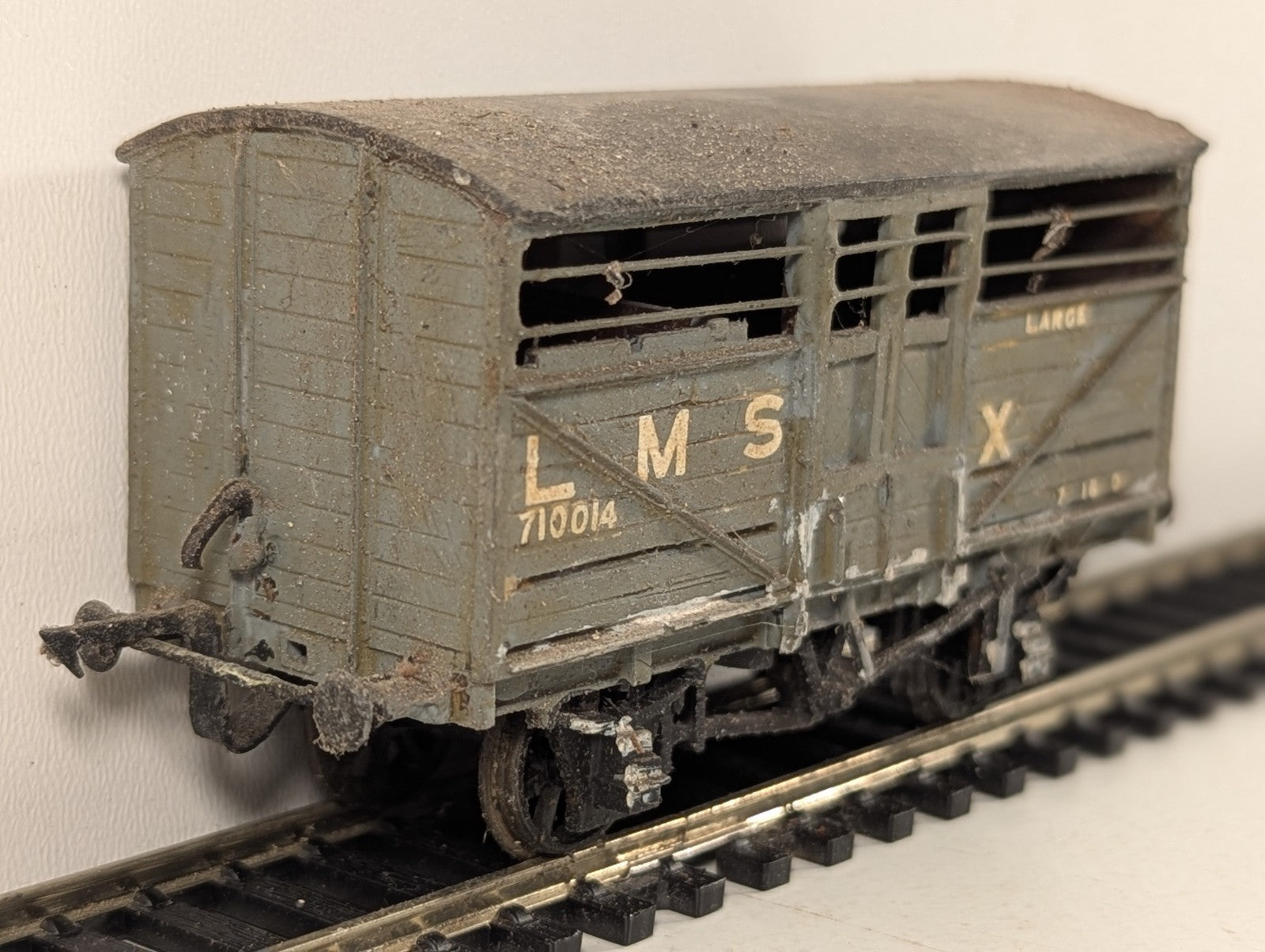 Kitbuilt OO Gauge LMS Cattle Wagon 710014 LMS Grey W5006