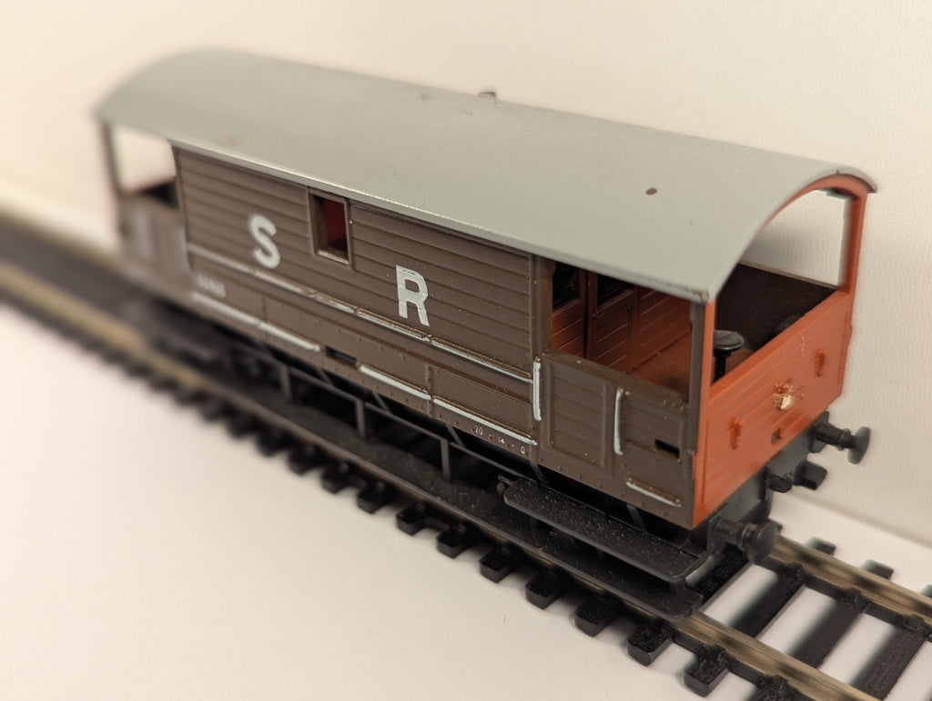 Hornby R6802 OO Gauge SR 20-Ton Goods Brake Van – Missing Coupling