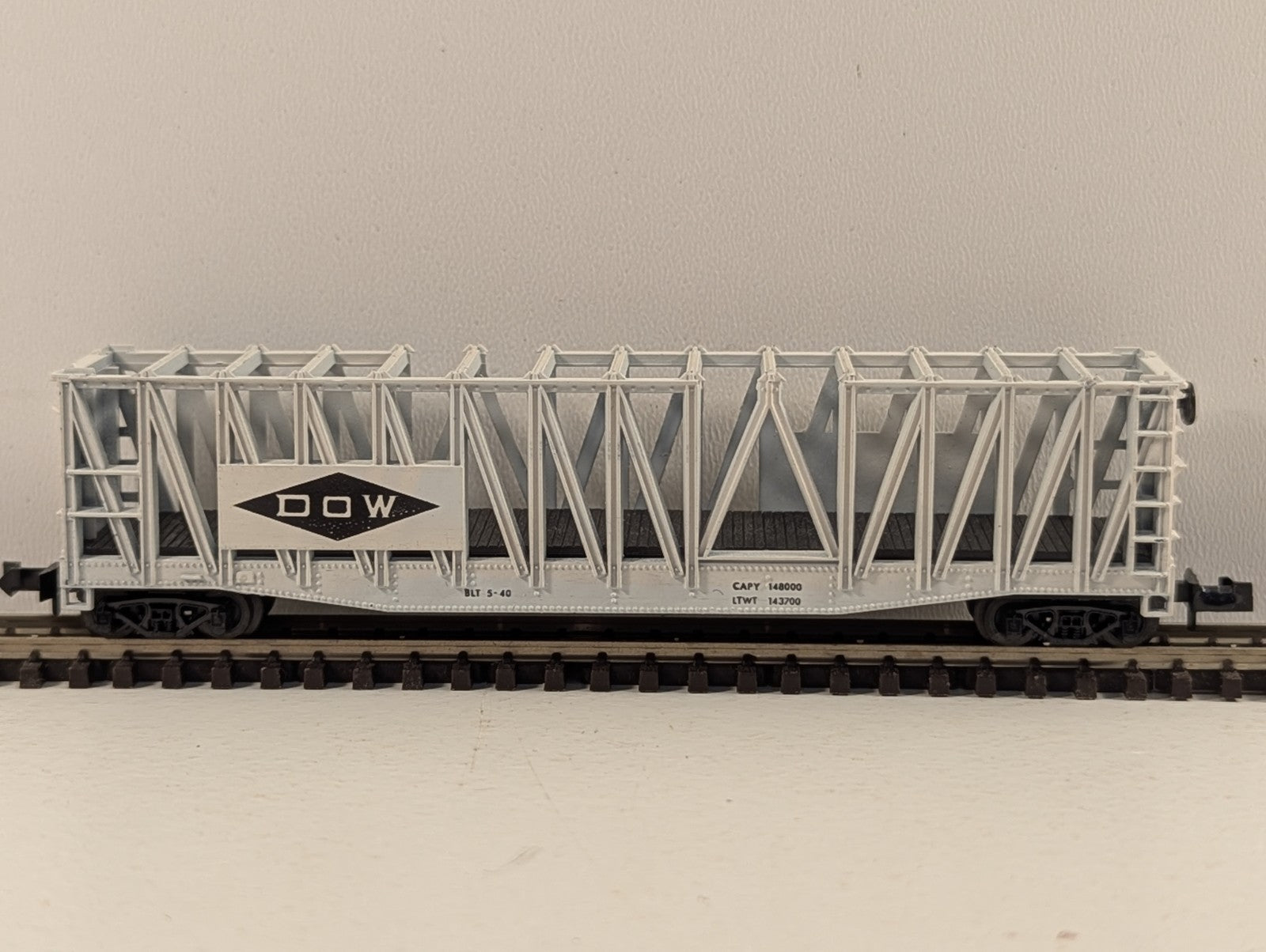 Trix N Gauge 70-Ton DOW Chemical Company Flat Beam Container Car