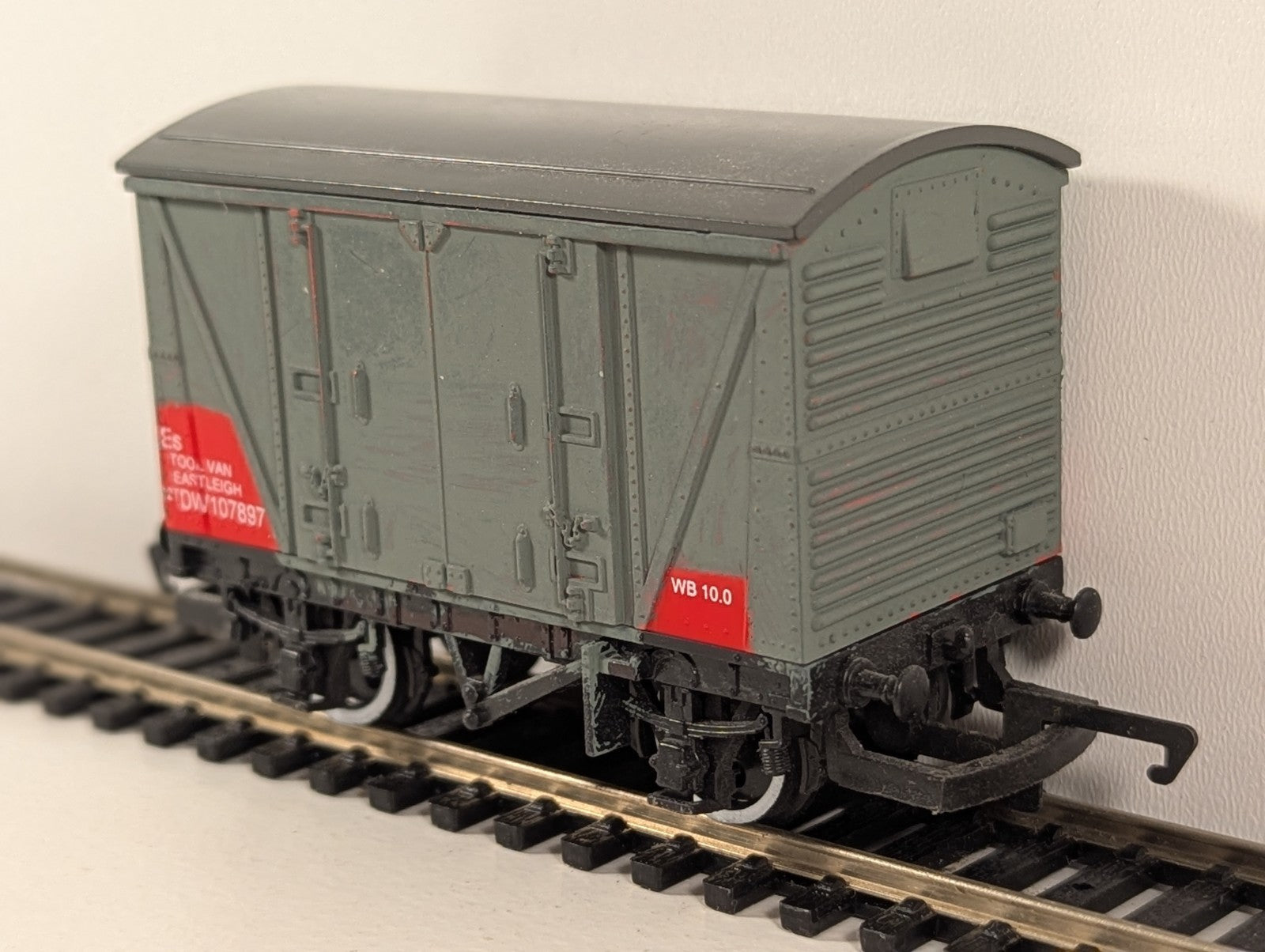 Hornby OO Gauge Eastleigh Tool Van No. DW107897 – Repainted