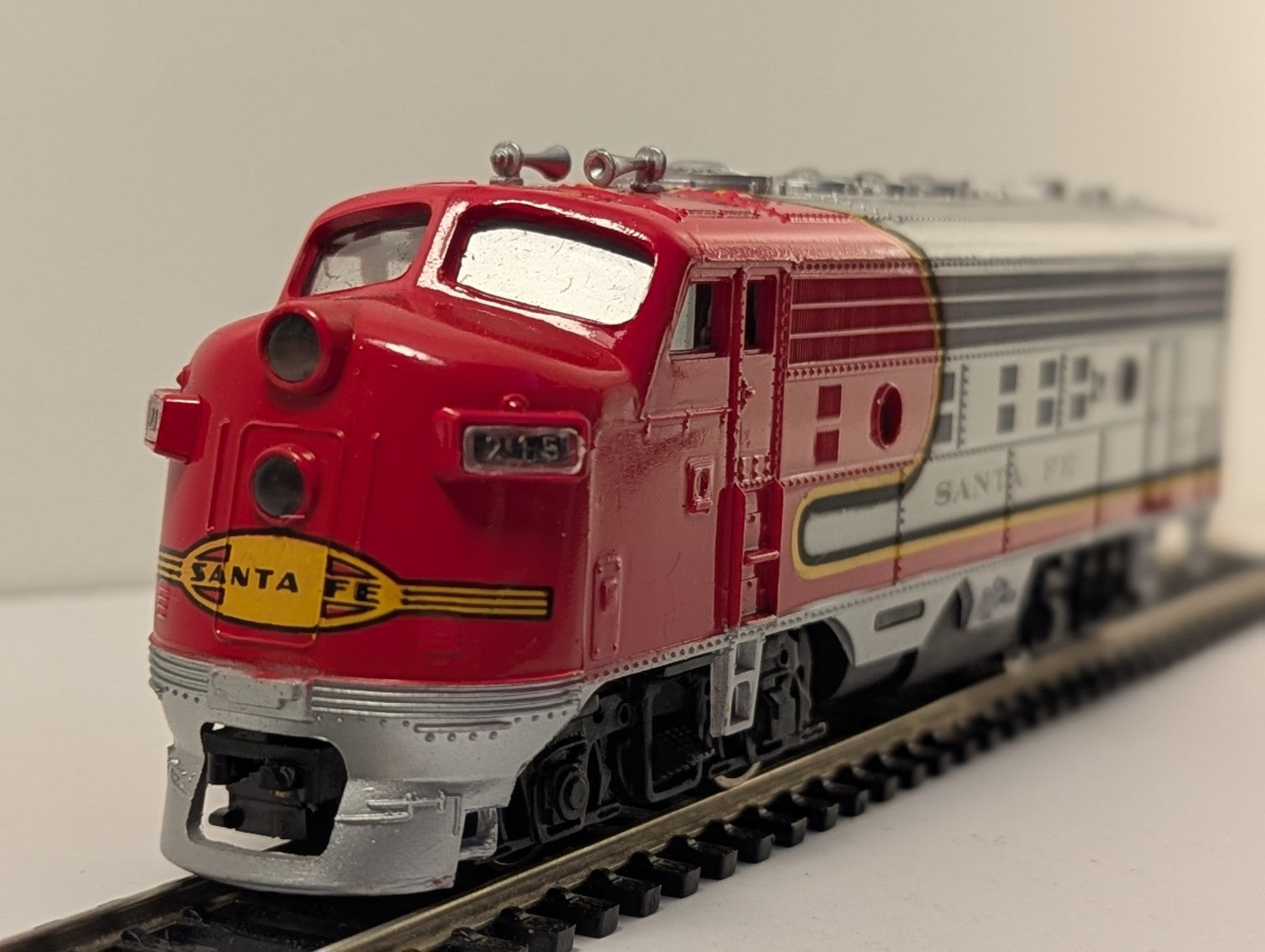 Bachmann HO Gauge EMD F9 A-Unit Santa Fe 307 - Faulty