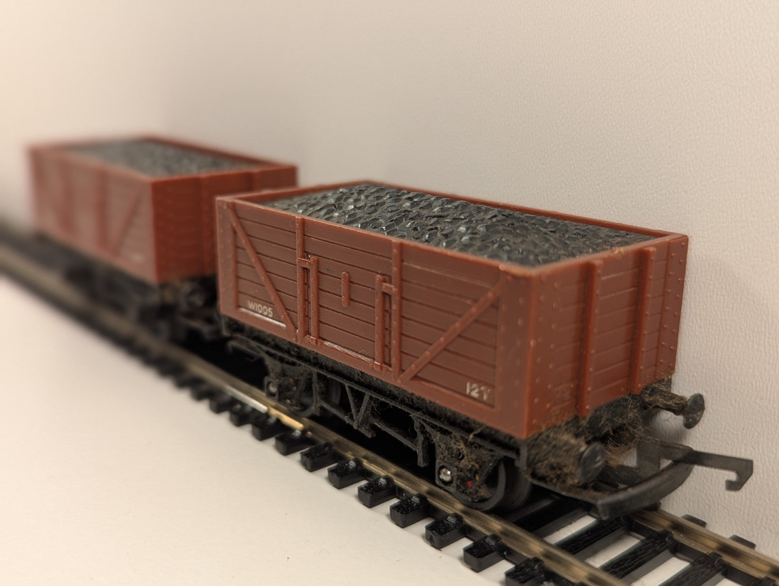 Tri-ang OO Gauge – Pair of 12T Coal Wagons (BR Brown)
