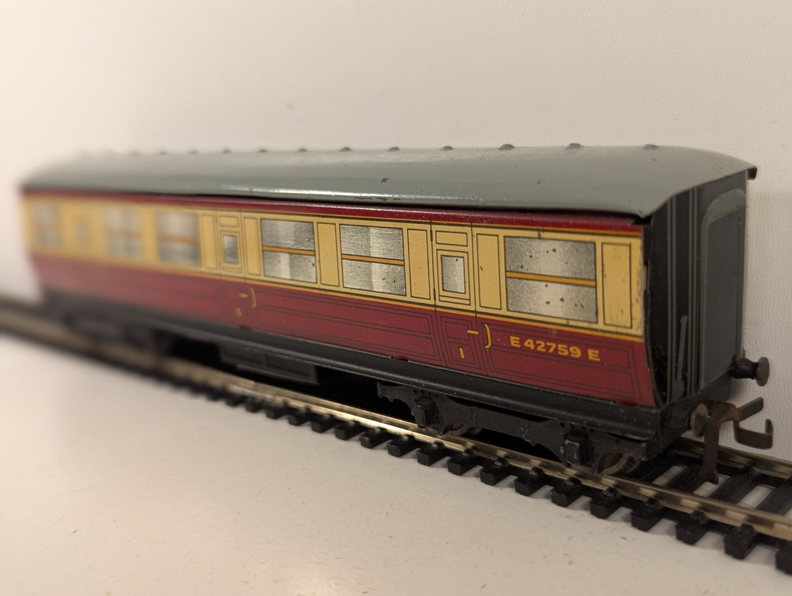 Hornby Dublo D11 OO Gauge Corridor Coach E42759E