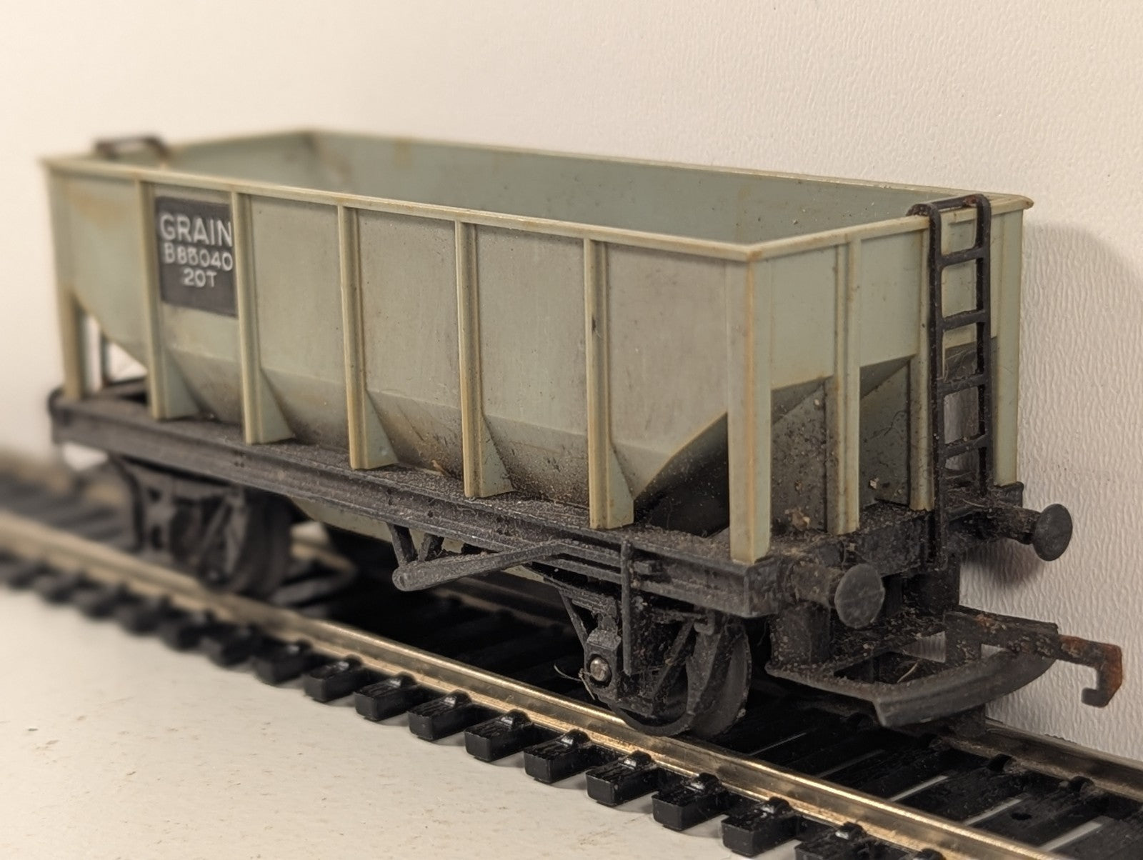 Tri-ang OO Gauge R214 BR 20T Grain Hopper Wagon B85040