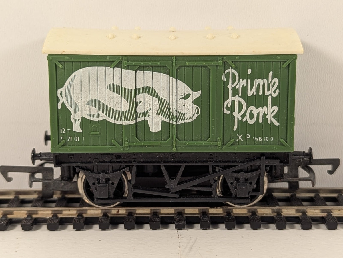 Hornby OO Gauge Prime Pork Closed Van (Warped Roof)
