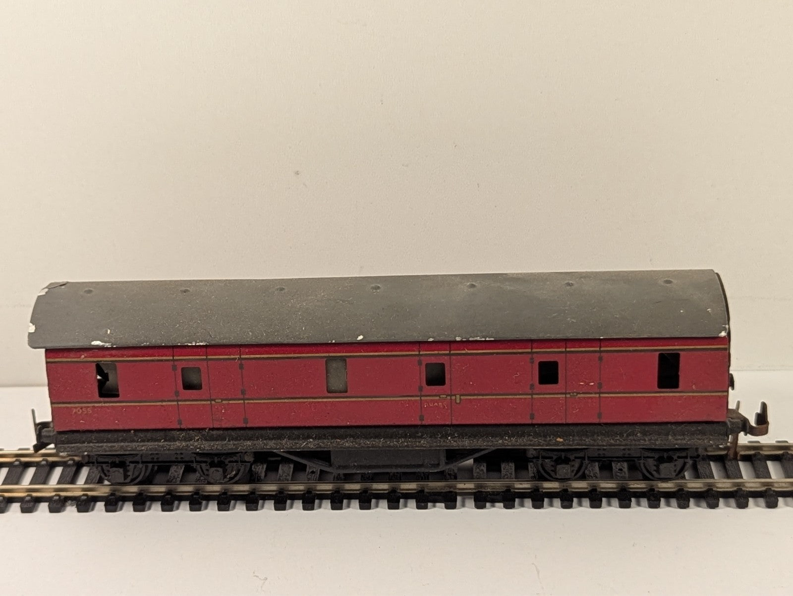 Trix Twin Railway BR Full Brake Coach Maroon - Walls Separating Chipped paint