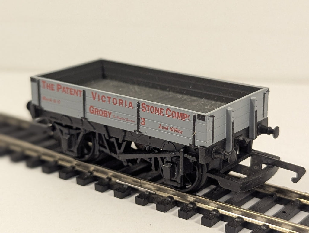 Hornby 37-930 3 Plank Wagon 'The Patent Victoria Stone Co.' finished in Grey liv