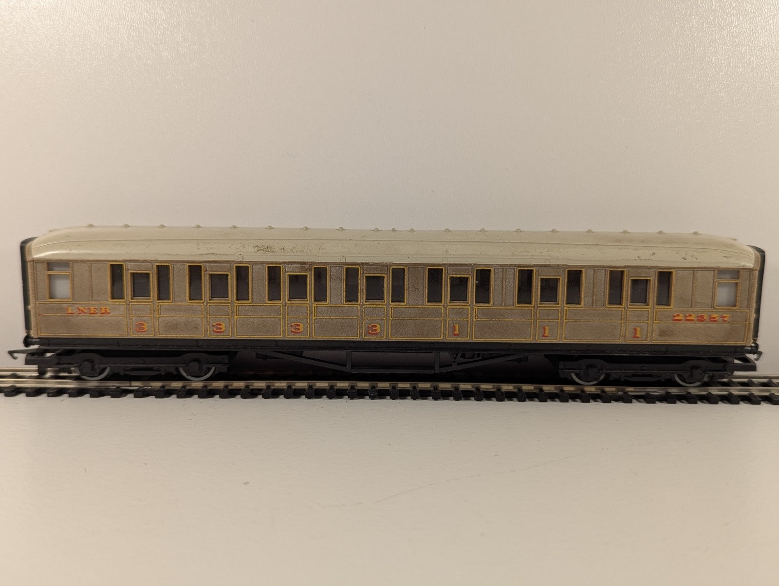 Hornby R435 LNER Gresley Composite Coach 22357 – OO Gauge
