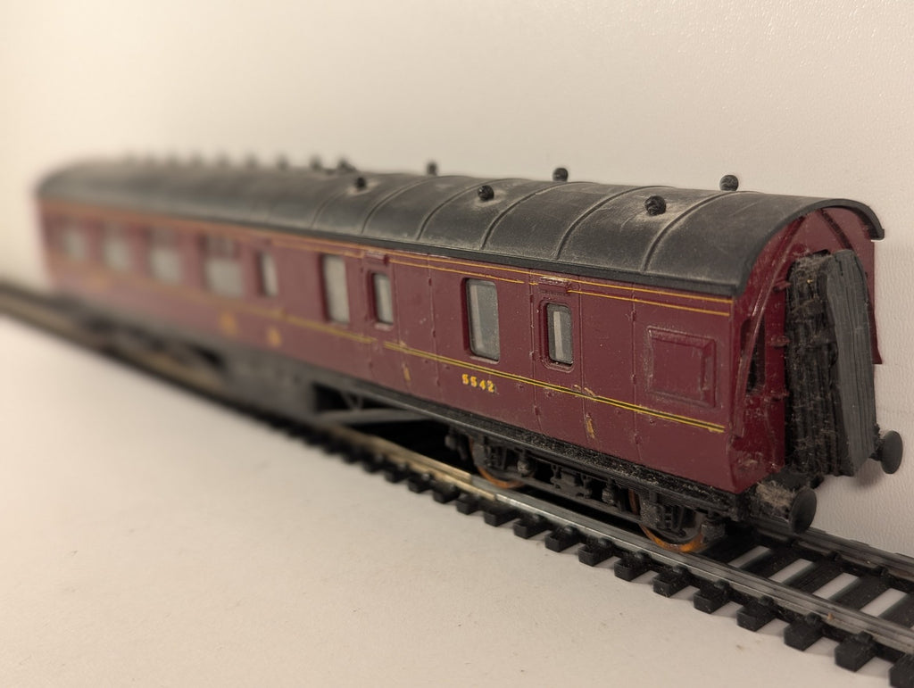Airfix OO Gauge 57ft Corridor Brake Third Passenger Coach 5542 LMS Maroon 54251