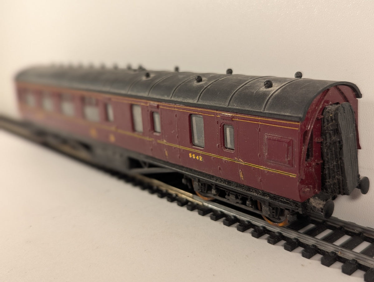 Airfix OO Gauge 57ft Corridor Brake Third Passenger Coach 5542 LMS Maroon 54251