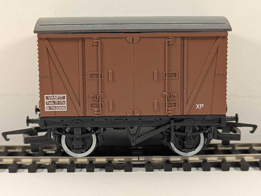 Hornby OO Gauge BR 12t Vanfit Goods Wagon B 783396 BR Bauxite R205