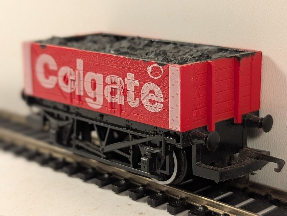 Hornby OO Gauge 7-Plank Open Wagon 'Colgate' Goods Wagon Colgate Red R608