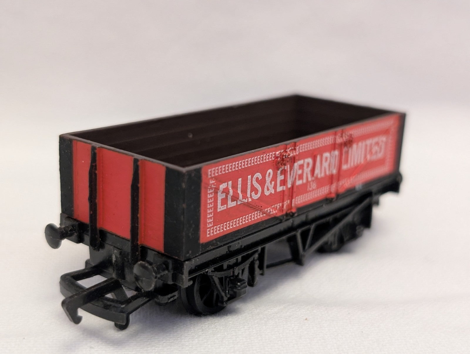 Mainline OO Gauge 5 Plank Wagon Ellis & Everard Goods Wagon