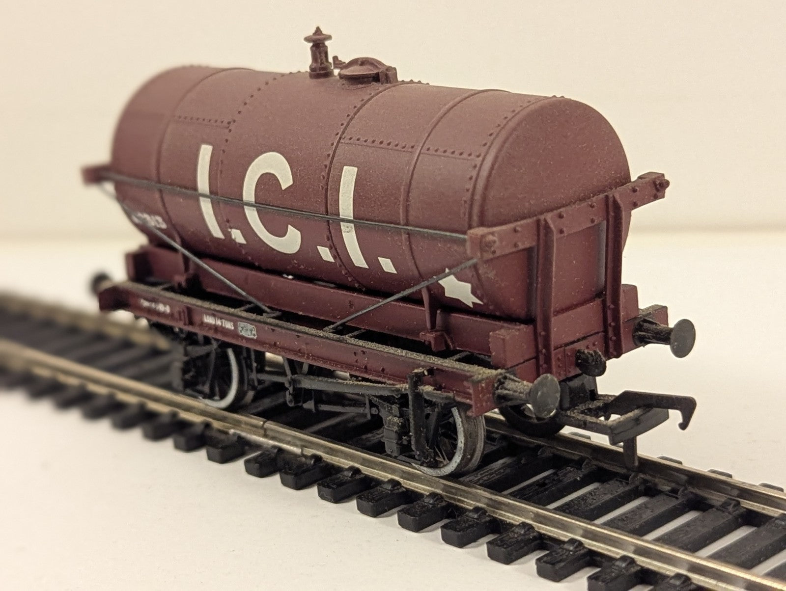 Bachmann OO Gauge 14-Ton Tank Wagon Goods Wagon 313 ICI Maroon 37-081