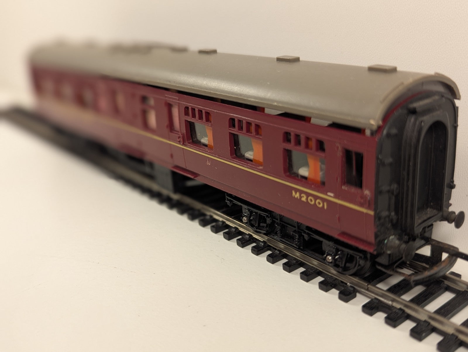 Tri-ang R229 OO Gauge BR Mk1 Restaurant Car – Maroon – M2001