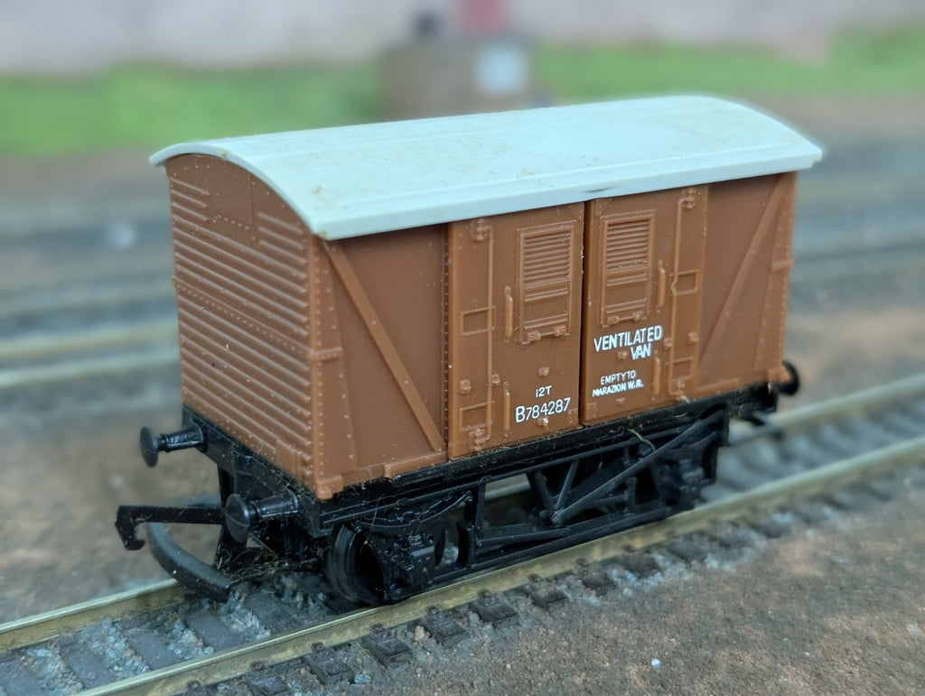 Tri-ang R11A OO Gauge BR 12 Ton Closed Van B784287 Bauxite