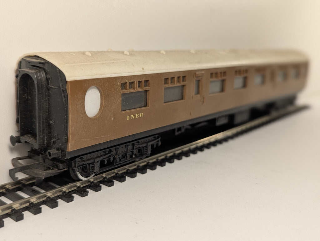 Tri-ang OO Gauge LNER Main Line Composite Coach Passenger Coach 1010 LNER Teak