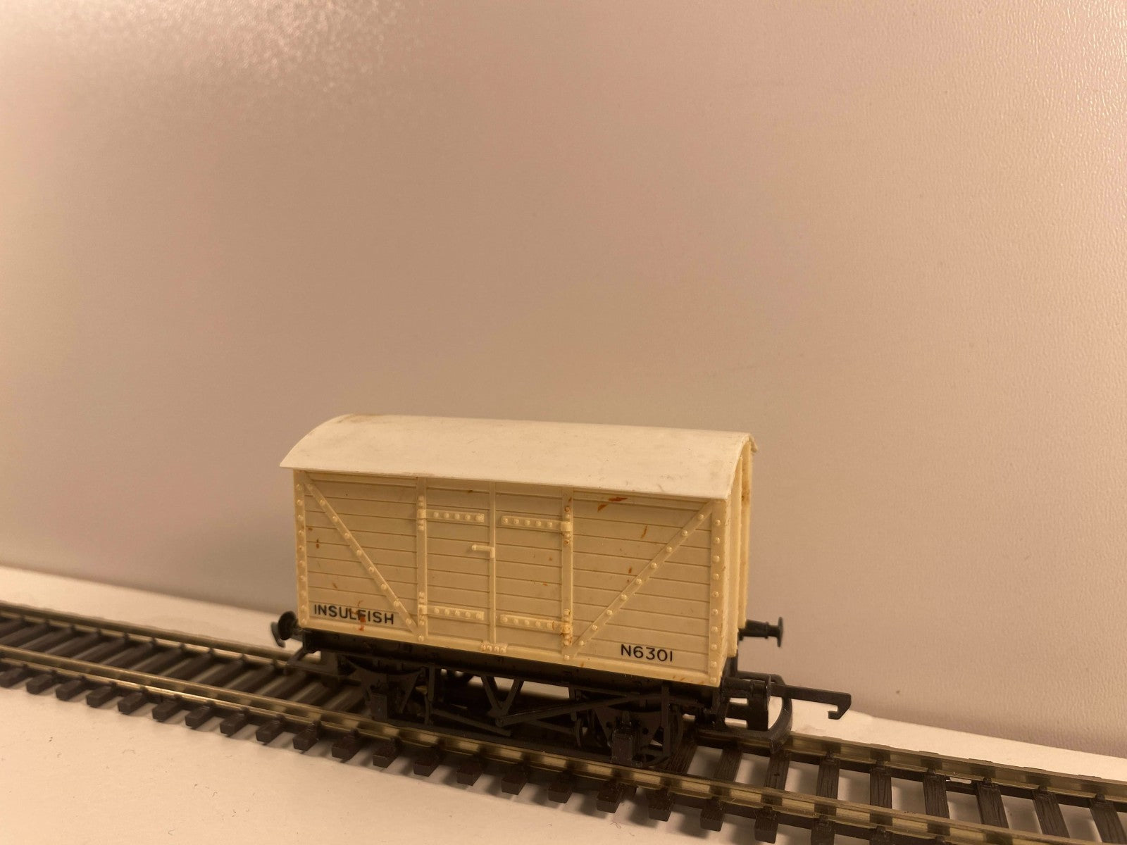 Tri-ang Railways R14 “Insulfish” Van No. N6301 – OO Gauge