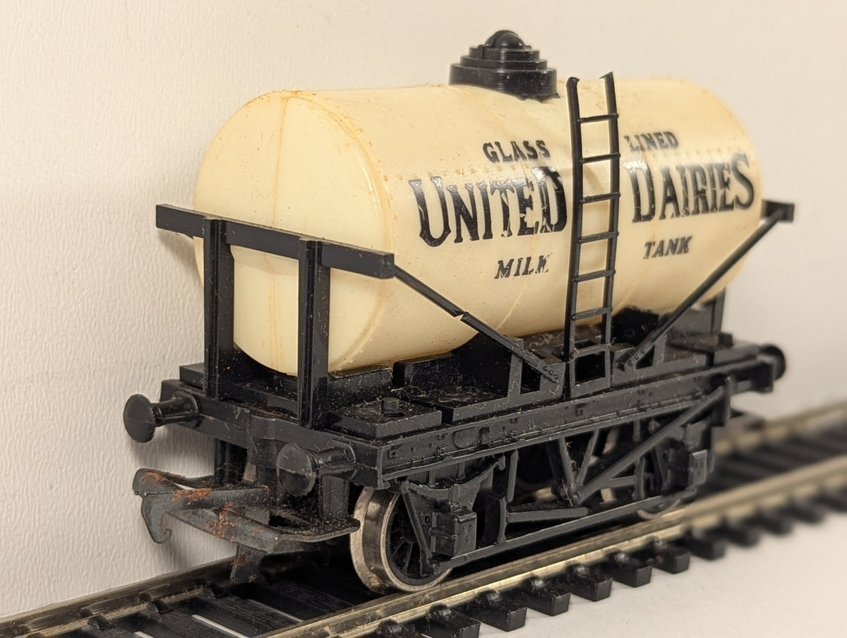 Tri-ang OO Gauge United Dairies Milk Tank Wagon Goods Wagon R127