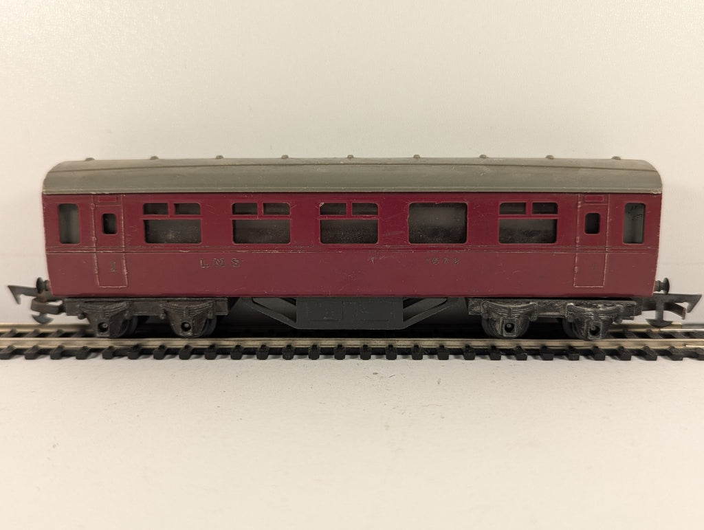 Tri-ang OO Gauge LMS Composite Coach Passenger Coach 7573 LMS Maroon R.21