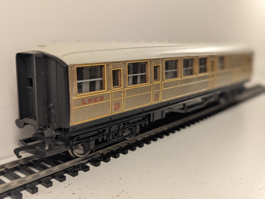 Hornby R478 OO Gauge LNER Teak Brake Composite Coach 4237