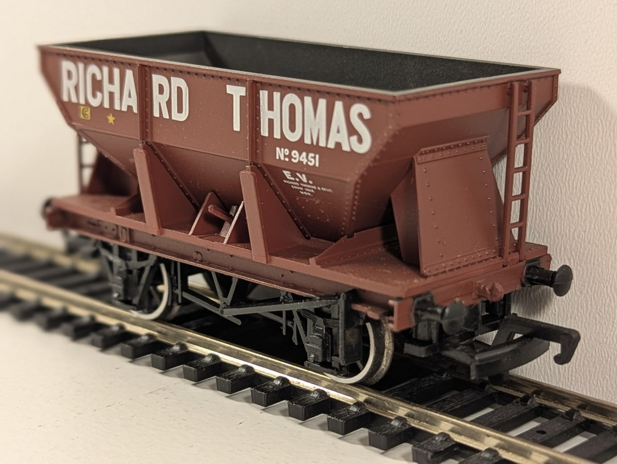 Bachmann Branchline OO Gauge 24-Ton Ore Wagon – Richard Thomas Livery No. 9451