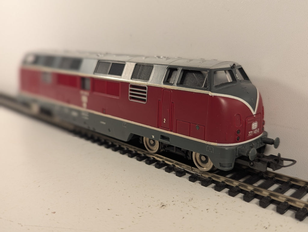 Lima HO Gauge DB Class 221 Diesel Locomotive 221 149-8 DB Crimson & Grey