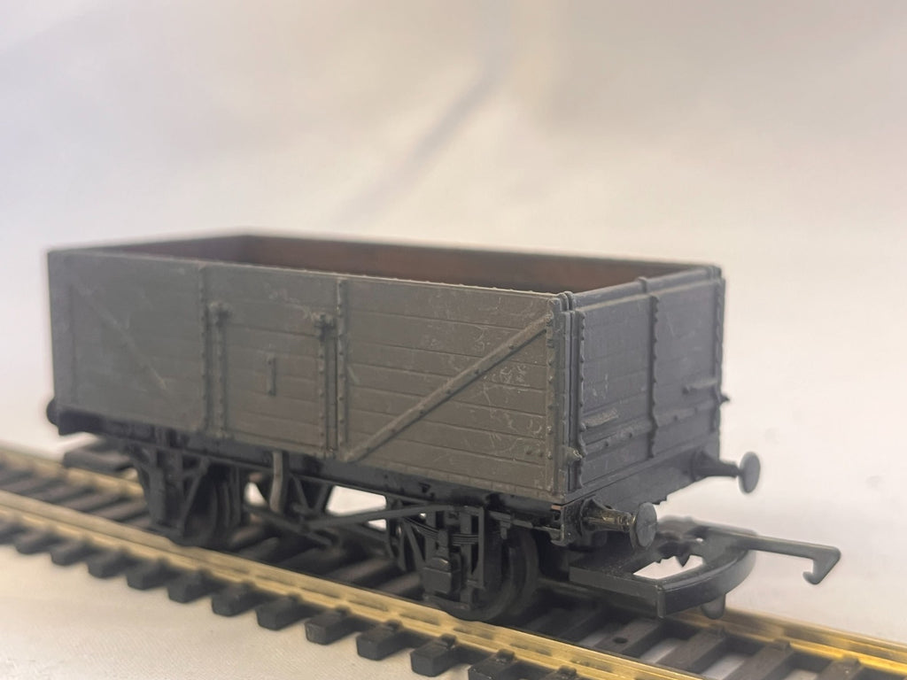 Hornby OO Gauge Grey 7 Plank Wagon