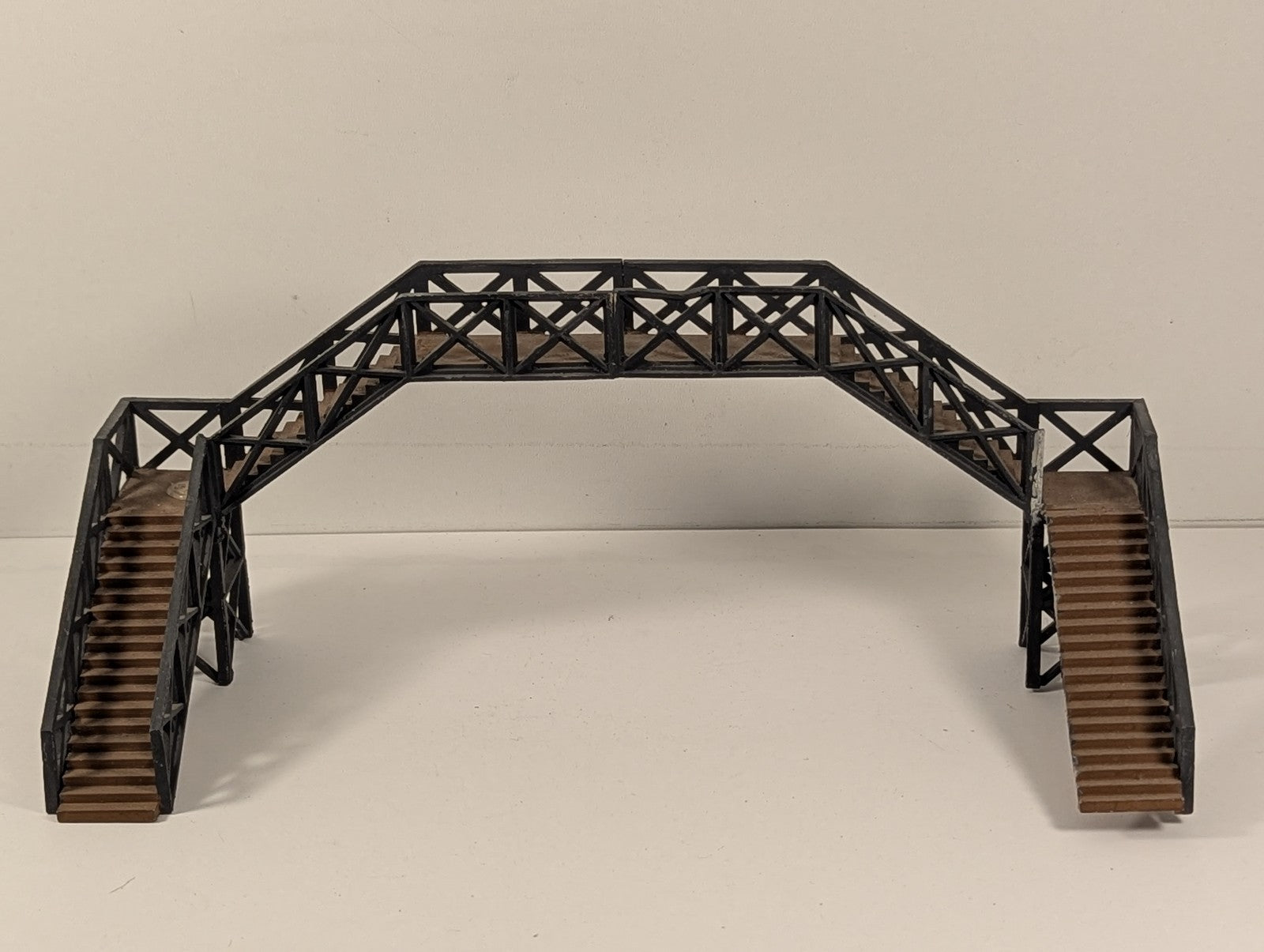Hornby OO Gauge Station Footbridge Black and Brown R187