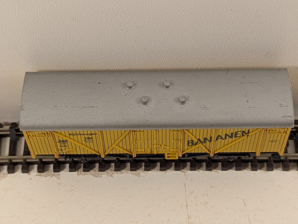Minitrix 3166 N Gauge DB Banana Van - Broken coupler