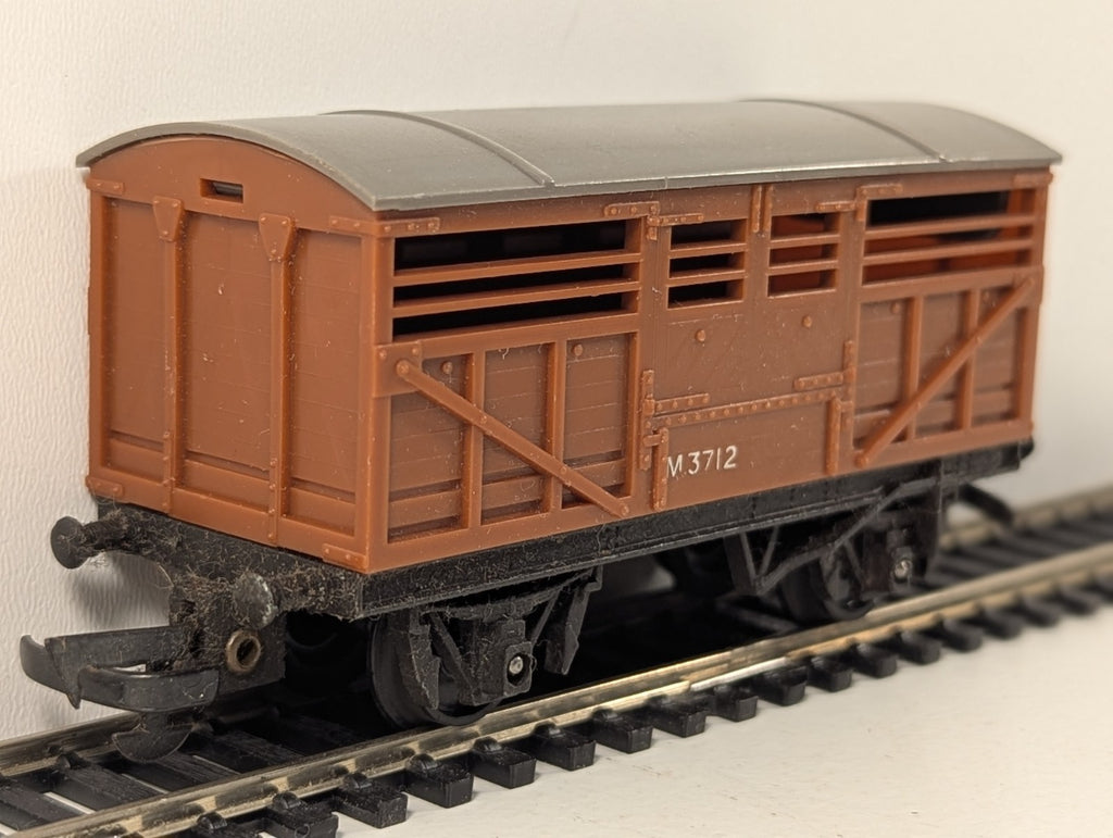 Tri-ang R122 Brown Cattle Wagon