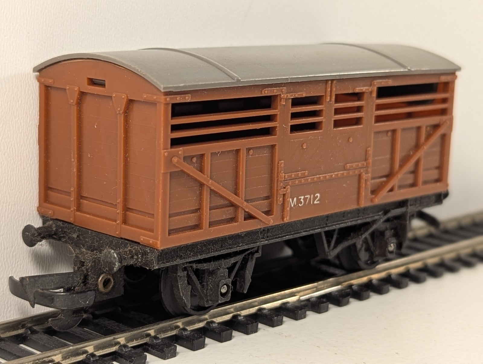 Tri-ang R122 Brown Cattle Wagon