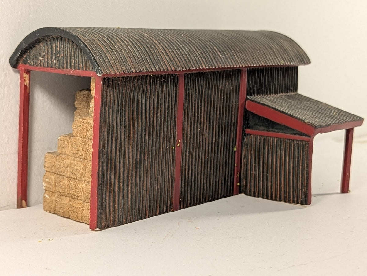 Hornby OO Gauge Skaledale Dutch Barn with Bales Buildings & Structures R8559