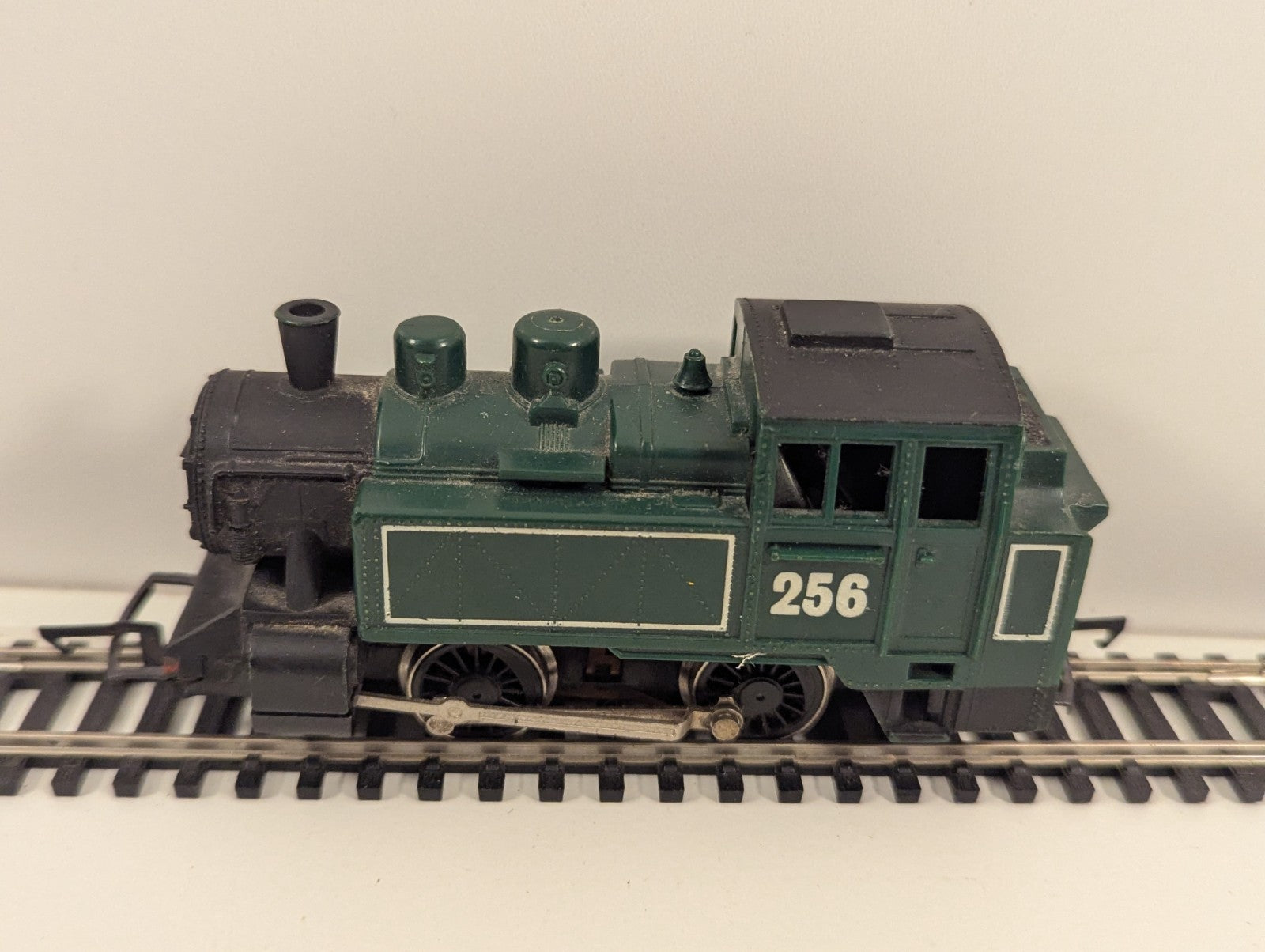 Hornby R257 OO Gauge “International” Tank No. 256