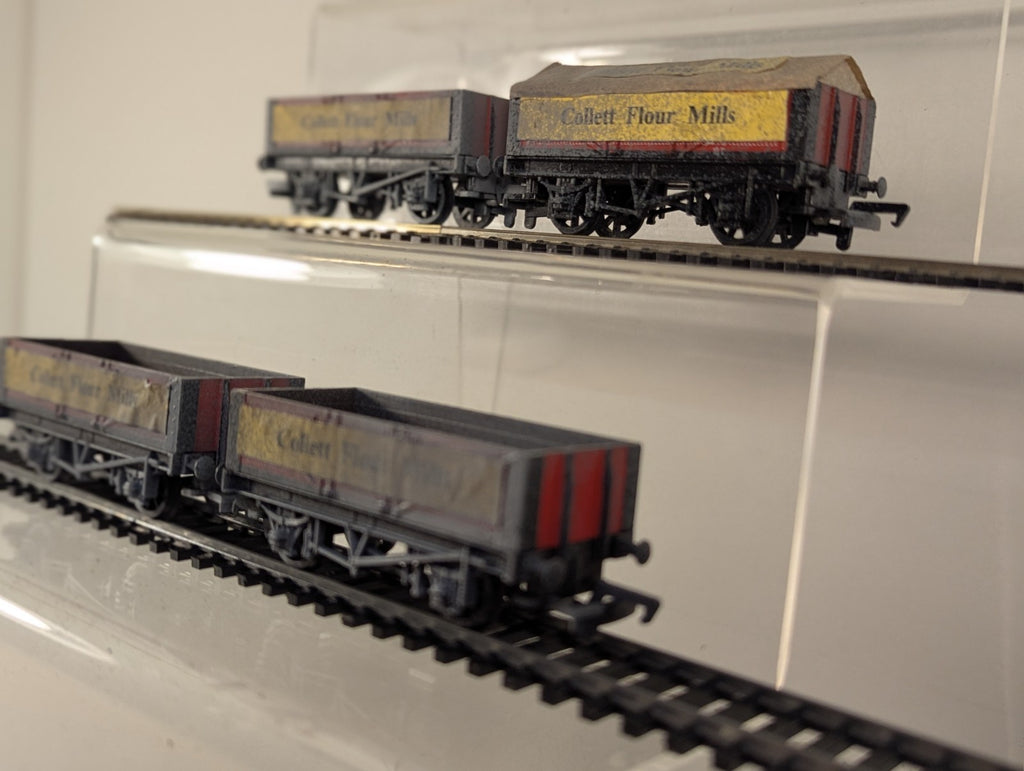 Peco OO Gauge 5 Plank Collett Flour Mill Wagon Set