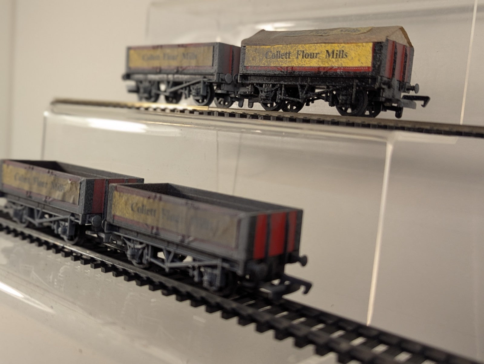 Peco OO Gauge 5 Plank Collett Flour Mill Wagon Set