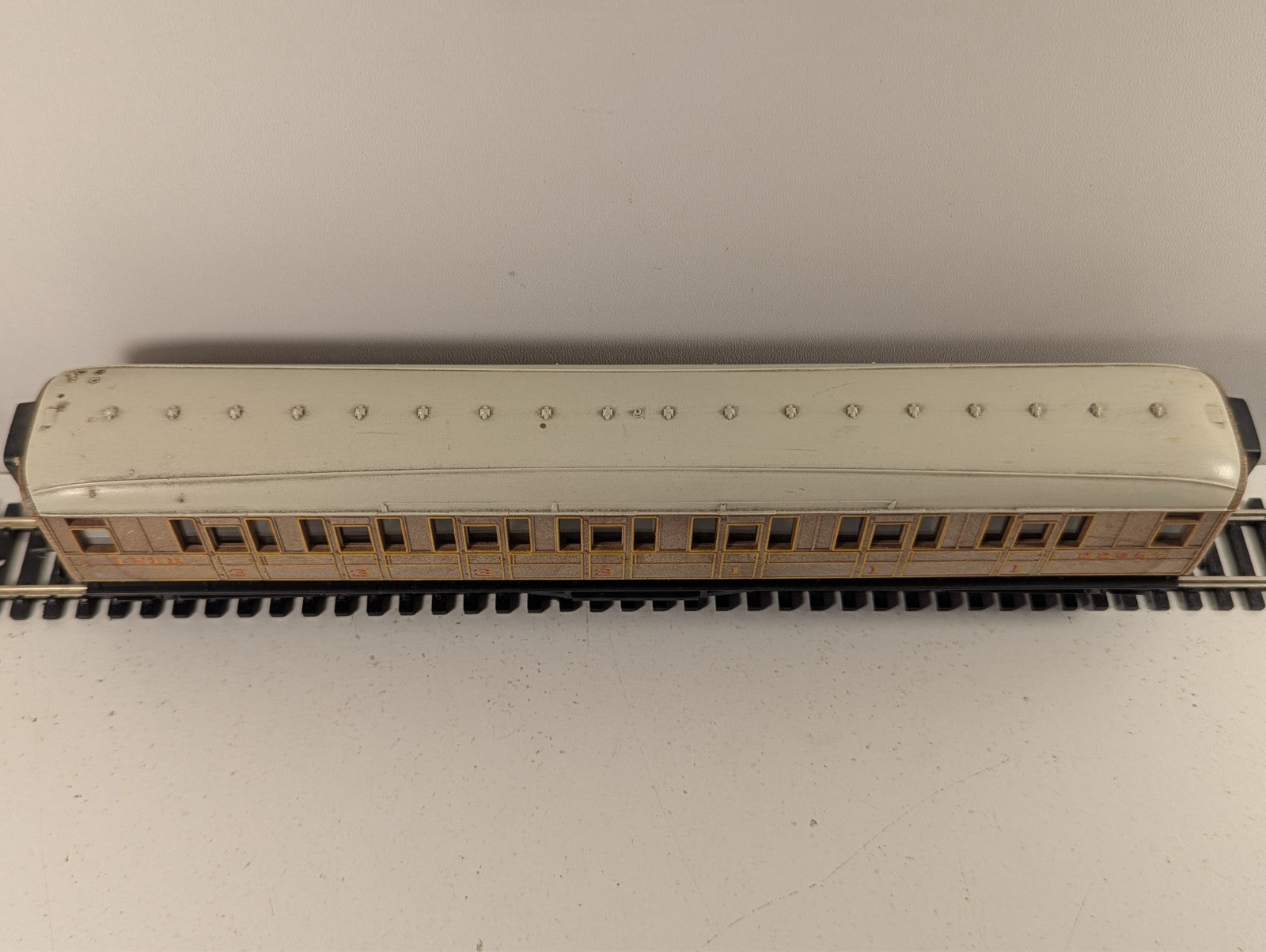 Hornby R477 LNER Gresley Composite Coach OO Gauge